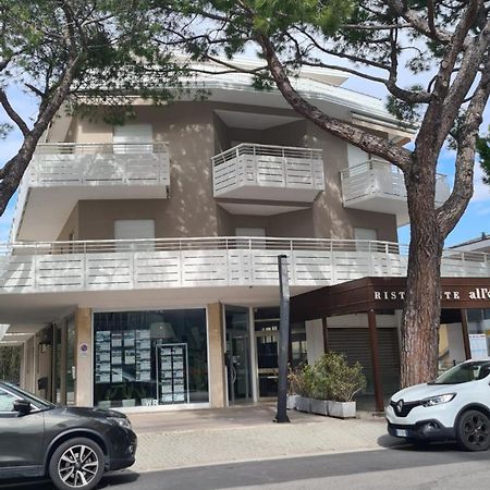Residence Gallo - Walterigato Apartments Per Solo Famiglie Lido di Jesolo Exteriör bild