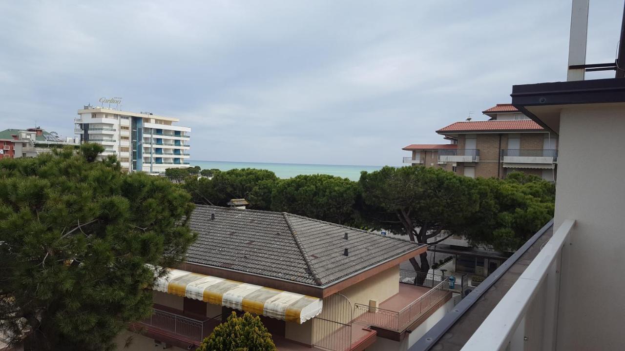 Residence Gallo - Walterigato Apartments Per Solo Famiglie Lido di Jesolo Exteriör bild