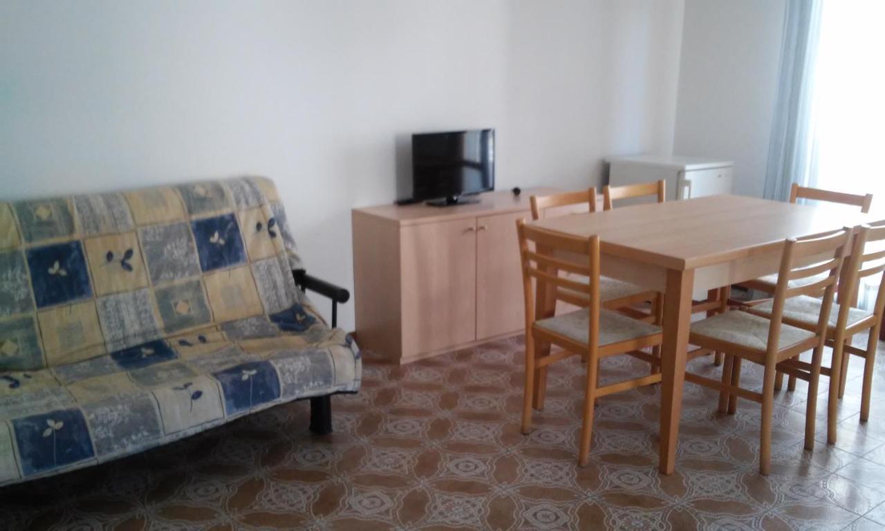 Residence Gallo - Walterigato Apartments Per Solo Famiglie Lido di Jesolo Exteriör bild